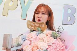 Hari Won bất ngờ khi được quản lý tặng đô la và vàng