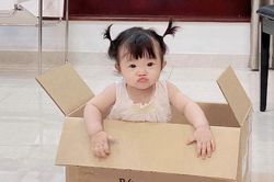Con gái cưng của Đông Nhi - Ông Cao Thắng lại 'tấu hài' với loạt biểu cảm khi bị mẹ bắt gặp