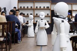 Người khuyết tật điều khiển robot phục vụ cà phê ở Nhật Bản