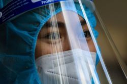 H'Hen Niê, Mai Phương Thúy hỗ trợ người dân tiêm vaccine ở TP.HCM