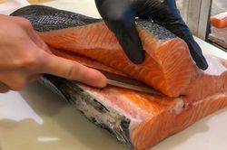 Cảnh xẻ thịt cá hồi làm sashimi ở chợ Hàn Quốc