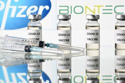 FDA tiếp tục cảnh báo chứng viêm cơ tim khi tiêm vaccine của hãng Pfizer và Moderna