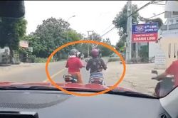 Hai 'ninja' đi xe máy đỗ giữa đường 'tám' chuyện như chốn không người