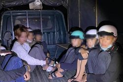 Bắt nhóm học sinh dùng hung khí và bom xăng hỗn chiến trong đêm
