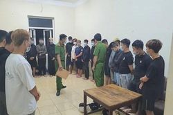 25 thanh thiếu niên, học sinh mang hung khí, bom xăng hẹn nhau hỗn chiến
