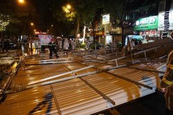 Mưa dông cuốn bay mái nhà rơi xuống đường Lý Thường Kiệt, rất may không có thiệt hại về người