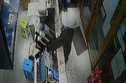 Lại thêm clip 'nữ quái' vờ mua hàng để trộm tài sản tại quán trà sữa ở Sài Gòn