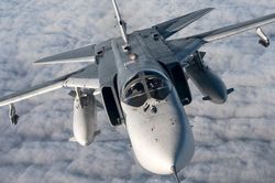 'Kiếm sĩ' Su-24M Nga thường xuyên bay cắt mặt chiến hạm phương Tây