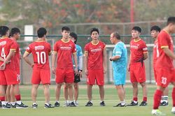 Bình luận viên Quang Huy: 'Chưa cần lập hai đội tuyển quốc gia riêng biệt'