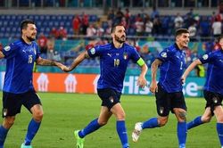 Dự bị lên tiếng, Italia nhọc nhằn vượt qua Áo