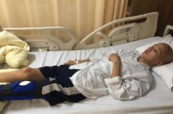 Bố tàn tật, mẹ khốn khổ không vay đủ tiền cho con ghép xương