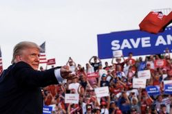 Ông Trump tái xuất, chế nhạo truyền thông, chê chính quyền mới