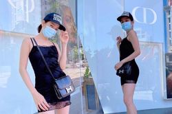 Lệ Quyên mặc váy ren siêu ngắn, khoe chân thon nhưng lại để lộ vòng 1 'màn hình phẳng'