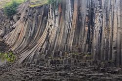 Những cột đá kỳ lạ hình thành từ dung nham núi lửa ở Iceland