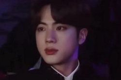 Jin BTS đẹp 'như một vị thần' khi trang điểm