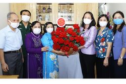 Phó Chủ tịch nước Võ Thị Ánh Xuân thăm các gia đình tiêu biểu ở Hà Nội