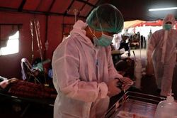 405 nhân viên y tế qua đời vì COVID-19, hội bác sĩ Indonesia kêu gọi phong tỏa toàn quốc