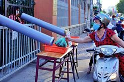 Ấm áp giữa Sài thành: Phát quà 'lướt ống' để phòng dịch