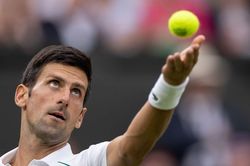 Djokovic thắng ngược trận ra quân Wimbledon 2021