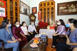 Phó Chủ tịch nước Võ Thị Ánh Xuân thăm các gia đình tiêu biểu ở Hà Nội