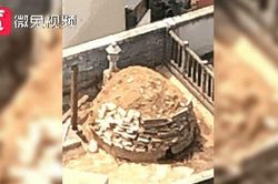 Tưởng có người xây mộ trên nóc nhà, anh chàng ngã ngửa khi biết sự thật