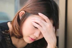Anh trai tôi thông báo sẽ tổ chức đám cưới ngay sau khi chị dâu tương lai xuất viện, nào ngờ mẹ tôi bật khóc khuyên anh đừng lấy
