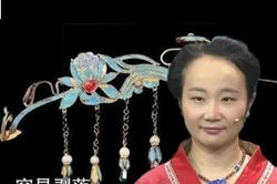 Cô bé đeo chiếc kẹp tóc cụ ngoại tặng đi kiểm định, chuyên gia hốt hoảng: Mau gỡ nó xuống!