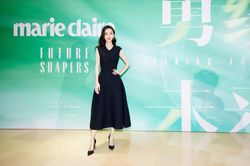 Mặc rất đơn giản nhưng Angelababy chỉ cần tô son đỏ thôi là đã đẹp bất chấp cả thiên hạ rồi!