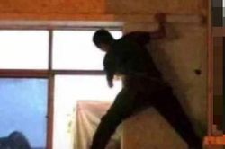 Phát hiện bạn cùng nhà có bồ nhí, thanh niên lén chụp hình rồi tung ảnh nóng lên mạng, hành động tưởng 'chính nghĩa' không ngờ nhận quả báo