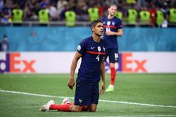 Cái khụy gối của Varane phơi bày sự thật về tuyển Pháp