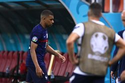 Báo Italy: 'Mbappe còn lâu mới bằng Messi, Ronaldo'