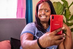 Tấm ảnh selfie lấy lại tiếng nói cho những nạn nhân bị tạt axit