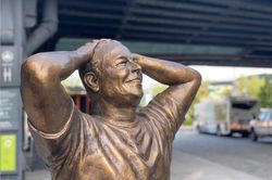 Tượng Elon Musk bị chế nhạo là 'toilet công cộng'
