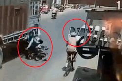 Tài xế mở cửa bất ngờ khiến 3 học sinh văng vào gầm ô tô tải