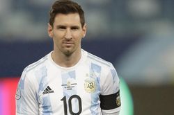 Lionel Messi thiết lập kỷ lục, chuẩn bị xóa ngôi 'Vua bóng đá' Pele