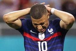 HLV Pháp Didier Deschamps: Mbappe đang suy sụp vì pha đá hỏng