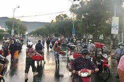 Cảng cá lớn nhất miền Trung đóng cửa vì COVID-19, ngư dân bán hải sản trên vỉa hè