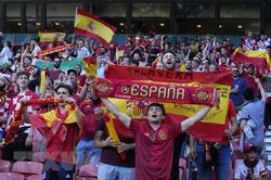 HLV Luis Enrique ca ngợi tinh thần Tây Ban Nha sau chiến thắng điên rồ