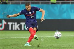 EURO 2020: Cựu danh thủ Gary Neville đoán trước pha sút hỏng penalty của Mbappe