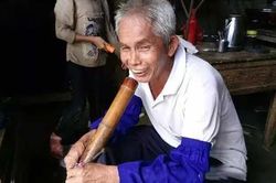 Cưới vợ xinh kém 30 tuổi, ông chồng sợ mất vợ nên ra 'chiêu độc' này