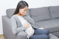 Vừa đưa ảnh con ra khoe thì thằng bạn thân bảo: 'Giống tao như đúc nhỉ'