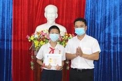 Trao tặng huy hiệu 'Tuổi trẻ dũng cảm' cho học sinh cứu người đuối nước