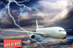 Có ai biết: Máy bay không chỉ có nguy cơ bị sét đánh mà còn có thể tự tạo ra sét