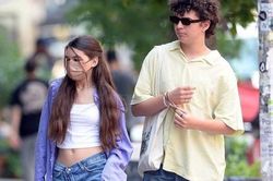 Suri Cruise chuộng mặc crop top xuống phố