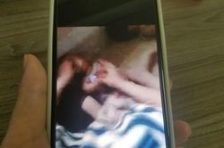 Người mẹ đau xót khi xem clip con bị nhét giẻ vào miệng