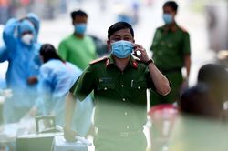 Tìm người tiếp xúc cán bộ công an phường 12, quận 11