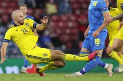 Chân cầu thủ biến dạng sau pha phạm lỗi kinh hoàng tại EURO 2020