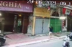 Thót tim cảnh người đàn ông nhanh tay đỡ bé gái rơi từ tầng 2