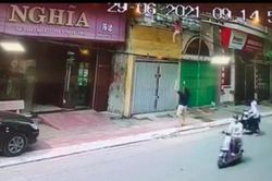 Bé gái rơi từ lan can tầng 2, người đàn ông chạy tới hứng đỡ