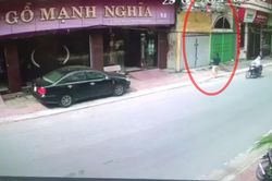 Nhân chứng kể lại giây phút 'mất hồn' khi phát hiện bé gái bám lơ lửng ở lan can trước khi rơi xuống